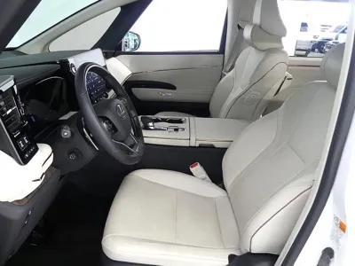 Lexus LM 2025, 16150 км, за 123070.86 USD