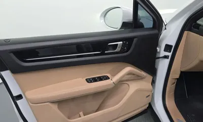 Porsche Cayenne 2023, 49138 км, за 58598.66 USD - фото 24