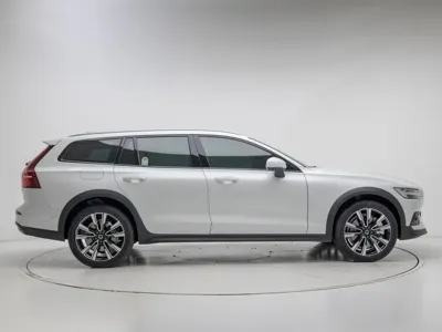 Volvo V60 2025, 1320 км, за 33149.53 USD