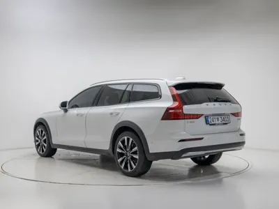 Volvo V60 2025, 1320 км, за 33149.53 USD