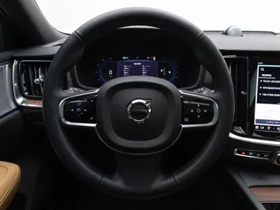 Volvo V60 2025, 1320 км, за 33149.53 USD - фото 11