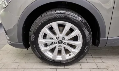 Audi Q3 2023, 42543 км, за 28145.67 USD
