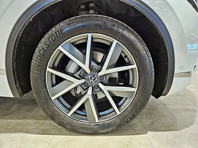 Volkswagen Touareg 2023, 67400 км, за 36690.12 USD