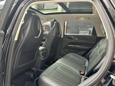 Hongqi Hongqi HS3 2024, 10000 км, за 11708.78 USD