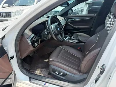 BMW 5 Series 2021, 70000 км, за 27003.32 USD