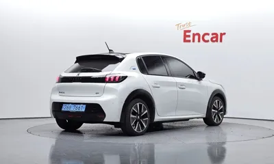 Peugeot 208 2022, 56900 км, за 14238.4 USD