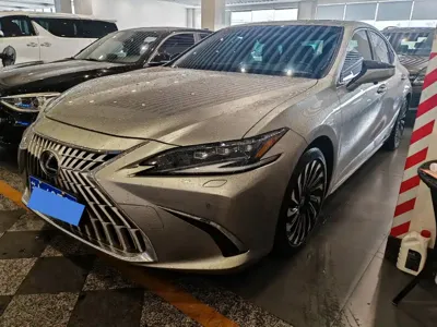 Lexus ES · 2023 год