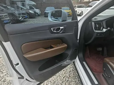 Volvo XC60 2022, 60000 км, за 19891.24 USD - фото 8