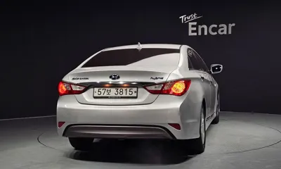 Hyundai Sonata 2015, 121412 км, за 3633.96 USD