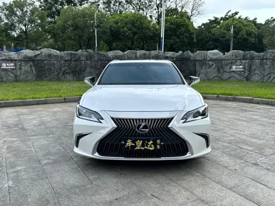 Lexus ES 2018, 70000 км, за 21956.8 USD