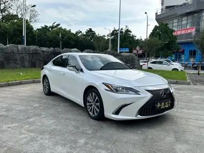 Lexus ES 2018, 70000 км, за 21956.8 USD