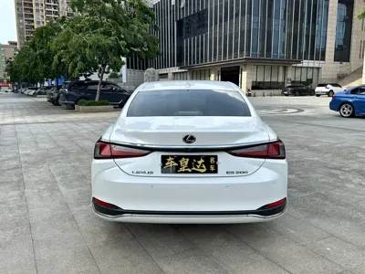 Lexus ES 2018, 70000 км, за 21956.8 USD