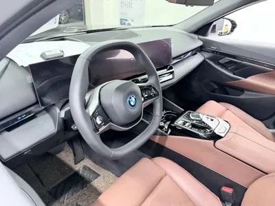 BMW 5-Series 2024, 37378 км, за 36755.17 USD - фото 6