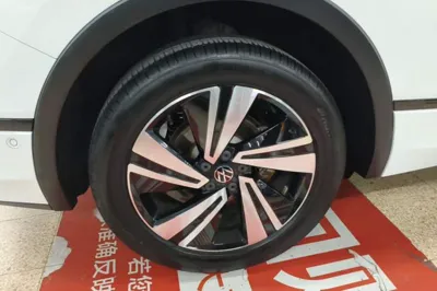 Volkswagen Tiguan X 2023, 32200 км, за 20629 USD - фото 11