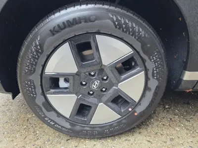 Hyundai Santafe 2025, 2050 км, за 17945.16 USD