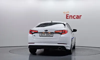 Kia K5 2012, 83133 км, за 3841.89 USD