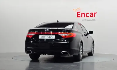 Hyundai Grandeur 2015, 177953 км, за 4618.43 USD