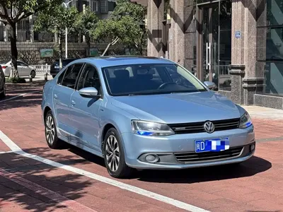 Volkswagen Sagitar 2013, 130000 км, за 3212.07 USD