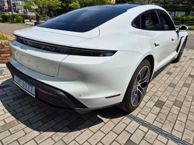 Porsche Taycan 2021, 48800 км, за 50216.62 USD