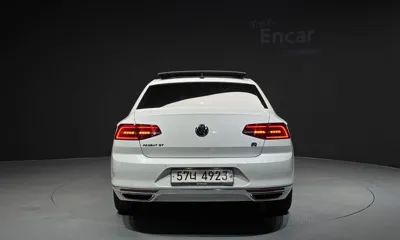 Volkswagen Passat 2018, 57976 км, за 14441.38 USD