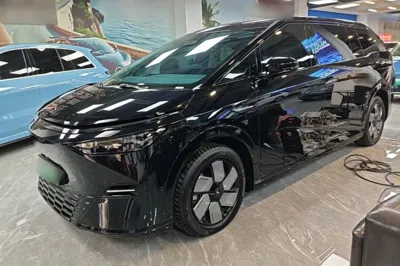 Xpeng X9 · 2025 год