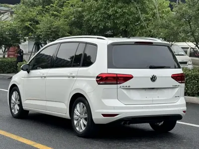 Volkswagen Touran 2018, 92000 км, за 7306.98 USD