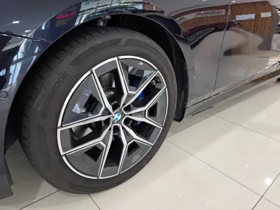 BMW 5-Series 2025, 13862 км, за 44930.63 USD