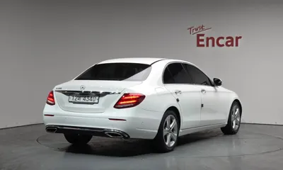 Mercedes-Benz E-Class 2018, 52165 км, за 15229.09 USD