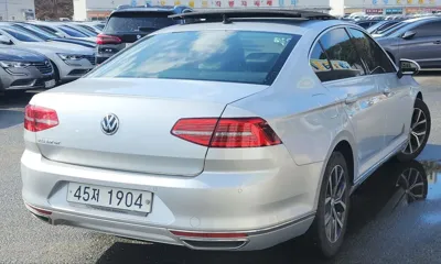 Volkswagen Passat 2018, 123000 км, за 10312.01 USD