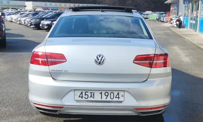 Volkswagen Passat 2018, 123000 км, за 10312.01 USD