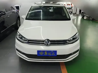 Volkswagen Touran 2017, 108300 км, за 9387.69 USD