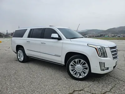 Cadillac Escalade 2018, 72000 км, за 27302.86 USD - фото 2