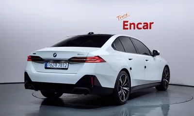BMW 5-Series 2025, 5423 км, за 55840.84 USD