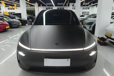 Tesla Model Y L 2025, 10300 км, за 47514 USD