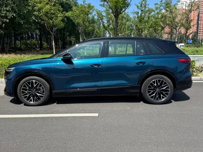 Audi Q5 e-tron 2023, 30000 км, за 21777.09 USD