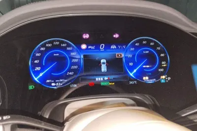 Mercedes-Benz EQS SUV 2023, 12800 км, за 50010 USD - фото 11