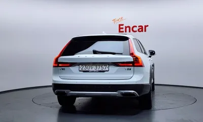 Volvo V90 2018, 92158 км, за 18962.67 USD