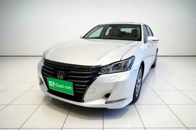 Toyota Crown · 2015 год