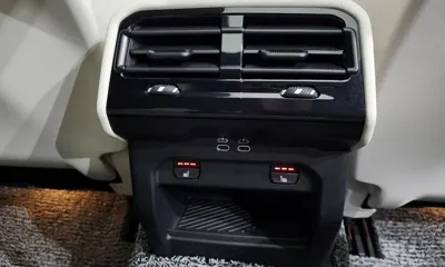 BMW 5-Series 2024, 13678 км, за 42870.19 USD - фото 32