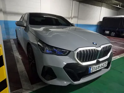 BMW 5-Series 2024, 26039 км, за 42046.4 USD - фото 3