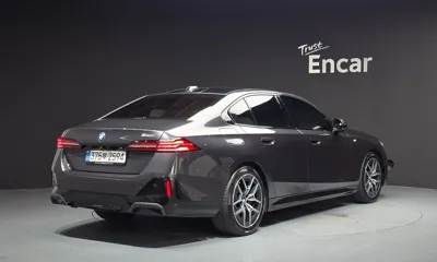 BMW 5-Series 2025, 6557 км, за 58483.01 USD