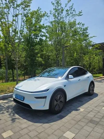 Tesla Model Y 2025, 5000 км, за 28312.72 USD