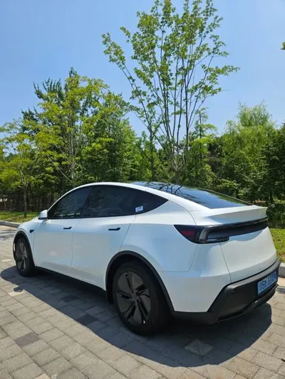 Tesla Model Y 2025, 5000 км, за 28312.72 USD