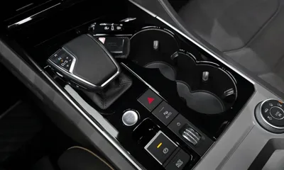 Volkswagen Touareg 2023, 50442 км, за 38874.07 USD - фото 9