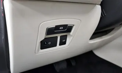Land Rover Range Rover Velar 2018, 122768 км, за 16451.93 USD - фото 16