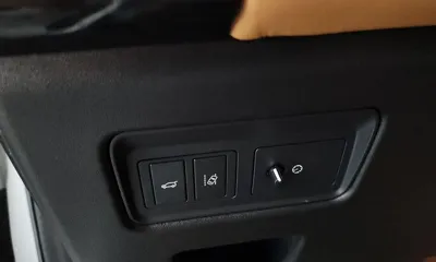 Land Rover Discovery 2018, 105150 км, за 21202.57 USD - фото 38