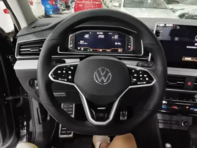 Volkswagen Tiguan L 2022, 39400 км, за 17024.39 USD - фото 11