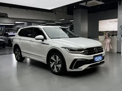 Volkswagen Tiguan L 2023, 16000 км, за 16921.39 USD