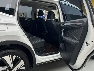 Volkswagen Tiguan L 2023, 16000 км, за 16921.39 USD - фото 6