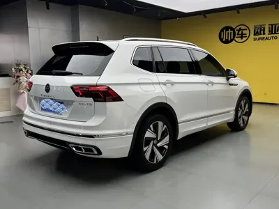 Volkswagen Tiguan L 2023, 16000 км, за 16921.39 USD - фото 9